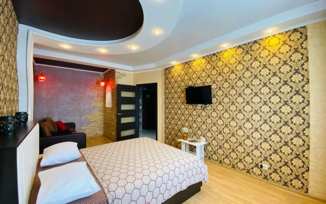 V Tsentre Goroda V Novom Dome Flat