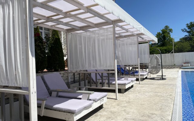 Cromwell White Hotel