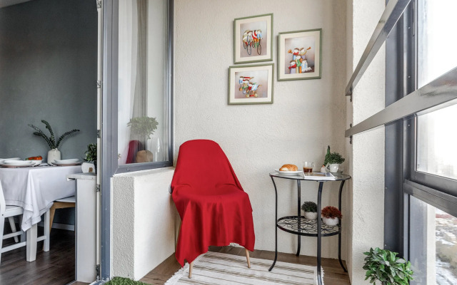 S balkonom i krasivym vidom u metro Apartments