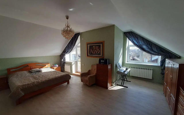 Na 11-Ya Zavokzalnoy 25 Private house