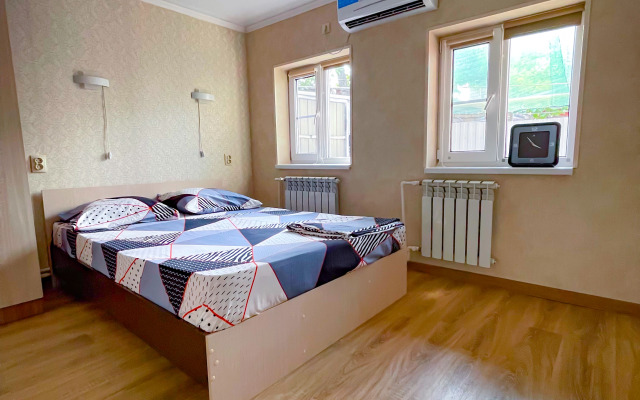 Dvukhkomnatnye S Dvorikom I Parkovkoy Apartments