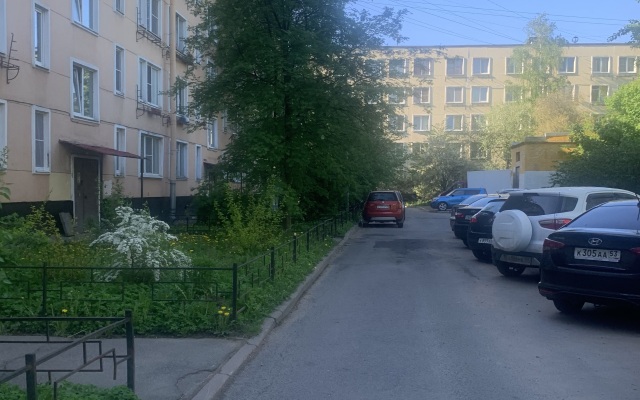 U Metro Leninskij Apartments