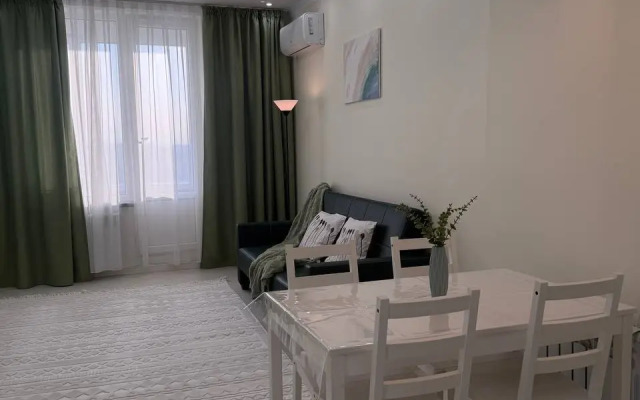 Svetlaya Uyutnaya Dvukhkomnatnaya Vozle Metro Flat