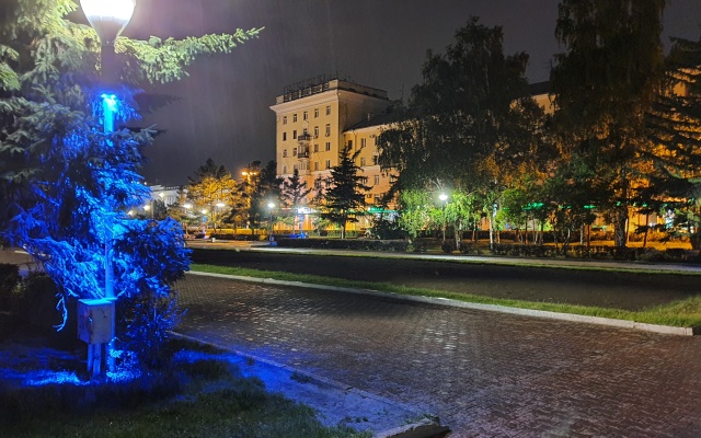 V Tsentre U Parka Izumrudnyij Apartments