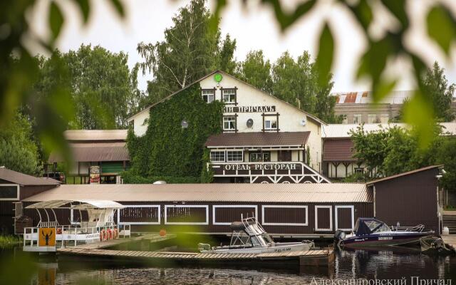 Отель Гостиничный рыболовно-охотничий комплекс Александровский Причал