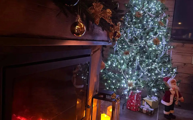 Шале с камином и джакузи в лесу