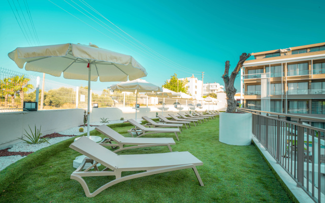 Prive Suite Side & Spa  (Adult Only 16+)