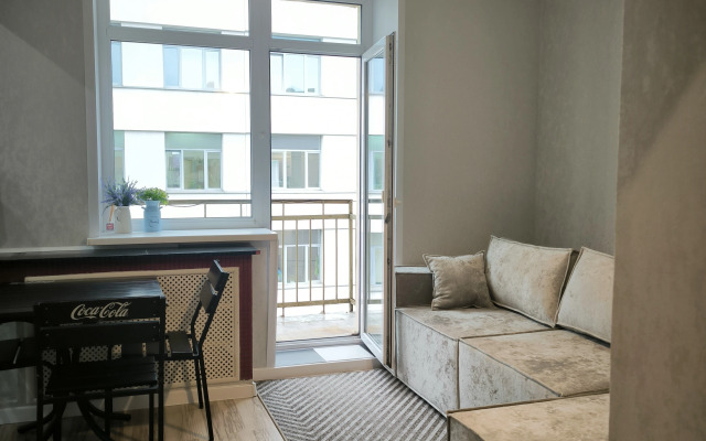 Belaya Trekhkomnatnaya Kvartira u Vokzala Apartments