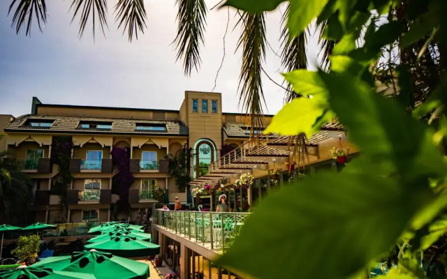 Ambassador Plaza Hotel