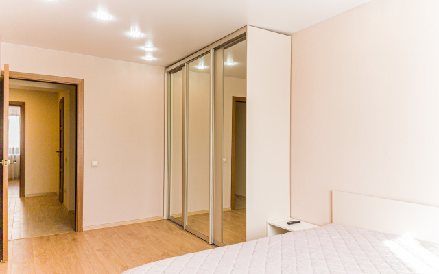 Dvuhkomnatnye v Svetlyh Tonah Vblizi Centra Goroda Apartments