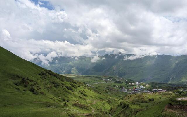 Touch The Mountains Twins New Gudauri Hotel