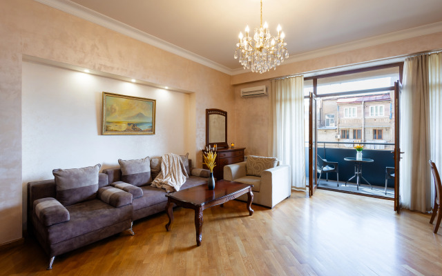 2-K v Novostroyke, Ulitsa Arama, Di482 Flat