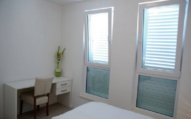 Spacious Beachfront Apartments Tanita