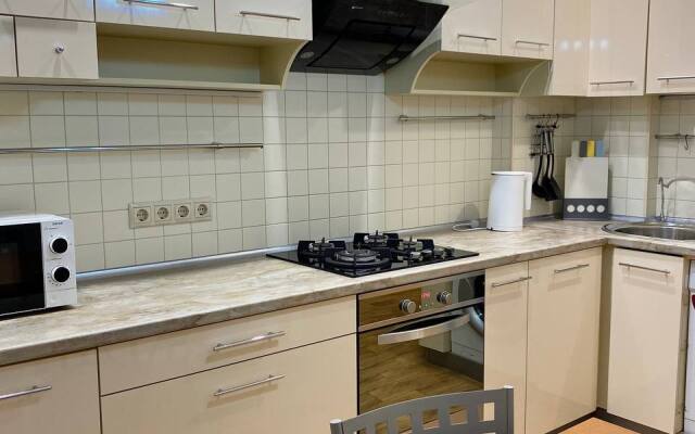 S dvumya spalnyami i balkonom Ajax Na Tyulpanov 41 Apartments