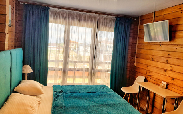 S Balkonom I Parkovkoy Flat