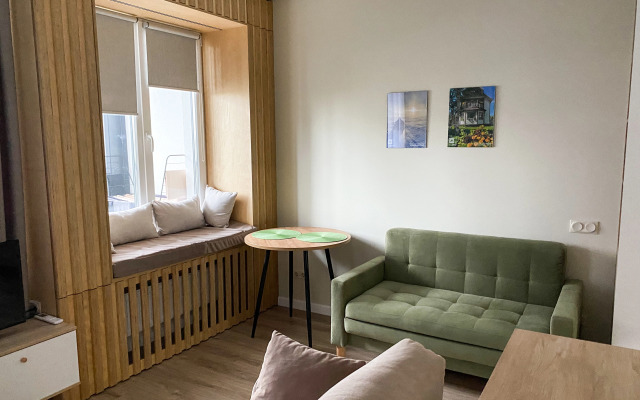 Uyutnaya studiya na beregu reki Kuznechikha Flat