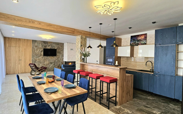 Dom s Basseynom i Plyazhem v sele Andreevka Chalet