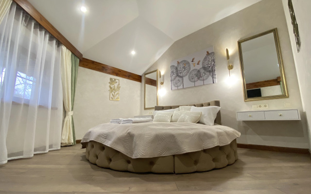 Апартаменты двухкомнатные ВИП 5 Дворик Друзей