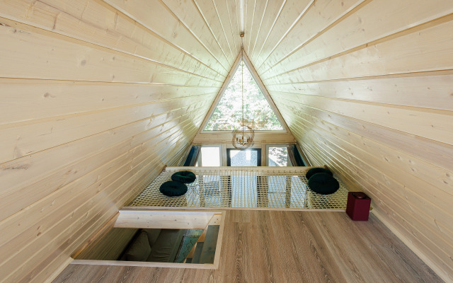 Частный дом А-фрейм для отдыха в дубовом лесу