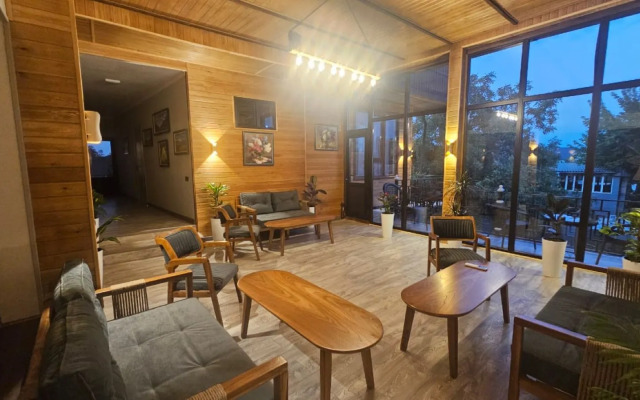 Kausar. Hotel