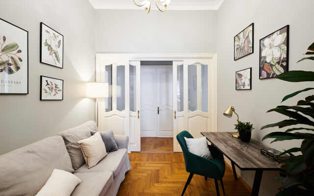 GM Apartments Shikarnaya Pyaterka s domashnim kinoteatrom Flat