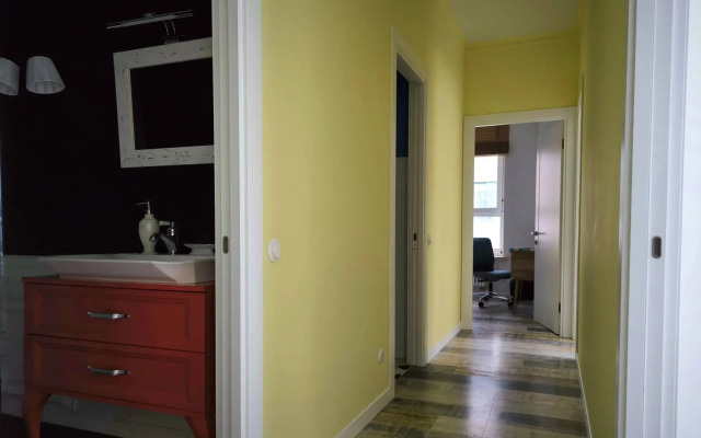 Квартира Комфортная с Просторной Гостиной, Спальней, Детской, Кабинетом и Двумя Санузлами