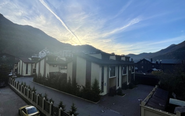 Квартира Огромная трехкомнатная квартира напротив подъемника