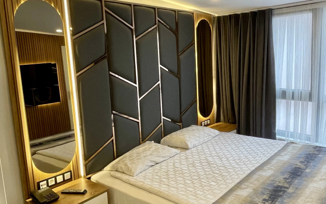 Отель Crowned Hotel