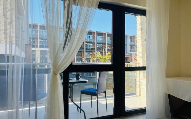 Apartamenty 3kh Komnatnye Dizaynerskie Apartamenty S Basseynom Apartments