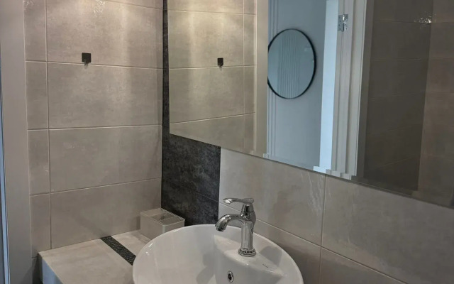 Prostornaya Nedaleko Ot Tsentra S Parkovkoy Flat