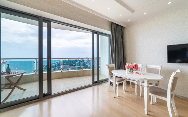 S Dvumya Terrasami I Basseynom Flat