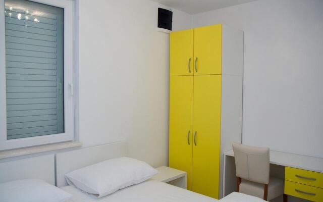 Spacious Beachfront Apartments Tanita