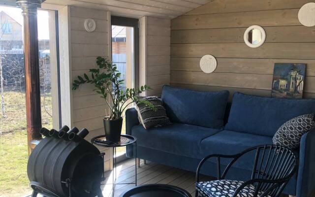 Atmosfernyy s kaminom okolo lesa Dacha.Les Guest house