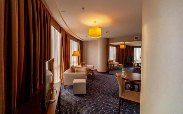 Parkside Hotel & Apartments