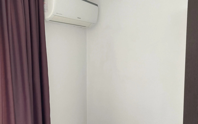 Trekhmestny Uluchshenny S Sobstvennoy Vannoy Komnatoy Apartment