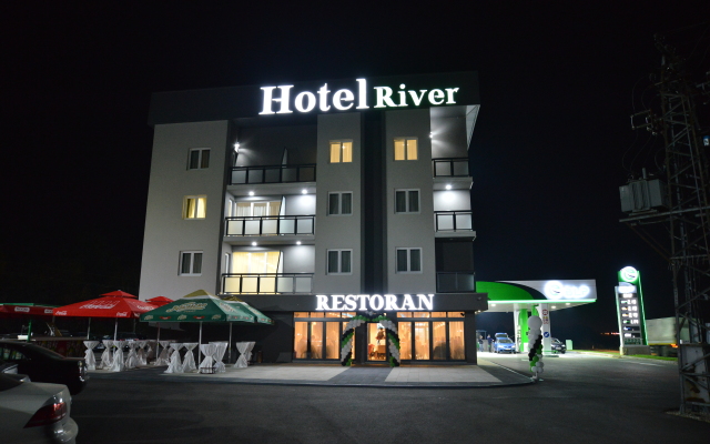 River Hotel