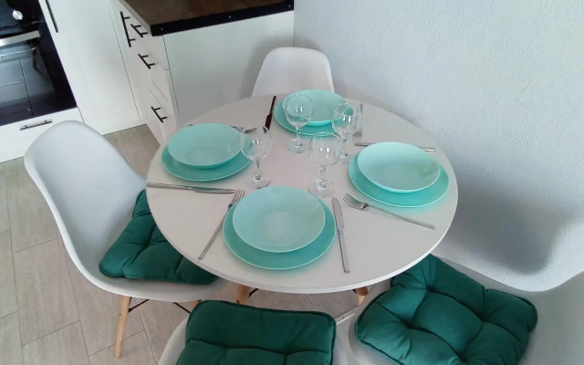 Uyutnaya yevrodvushka s vidom na Onezhskoye ozero Flat