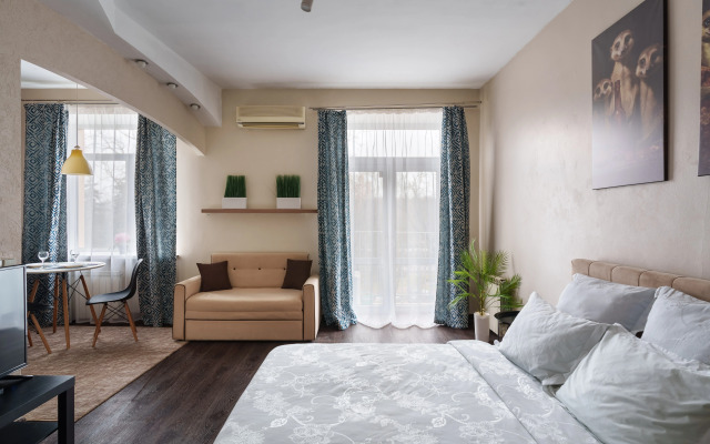 V Gostyakh U Surikatov Flat