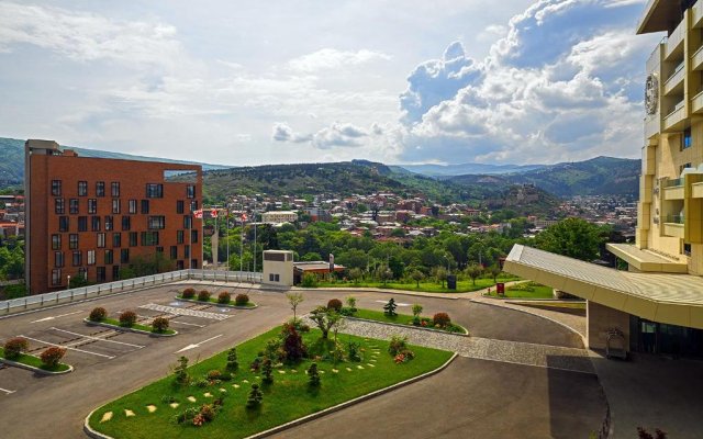 Отель Sheraton Grand Tbilisi Metechi Palace