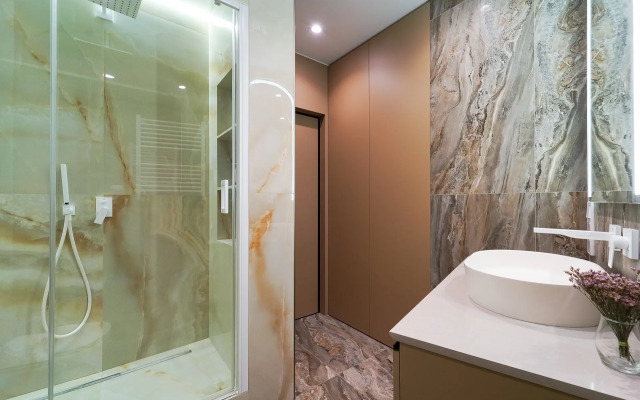 stil'naya dvuhkomnatnaya VIP na beregu reki Flat