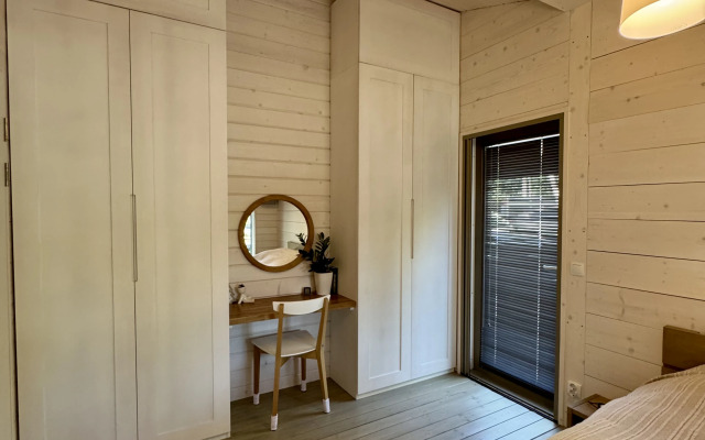 Частный Дом с Верандой в Лесу