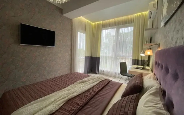 Uyutnaya Trekhkomnatnaya S Shikarnoy lodzhiey Flat