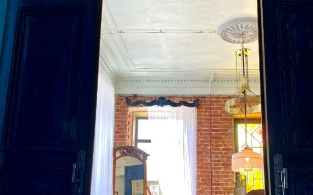 Апартаменты Дом с витражом