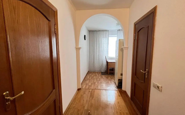 Uyutnaya kvartira s balkonom okolo metro Flat