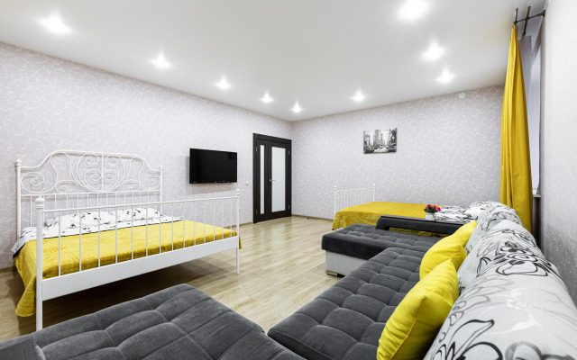 Na Vosem Person Apartments