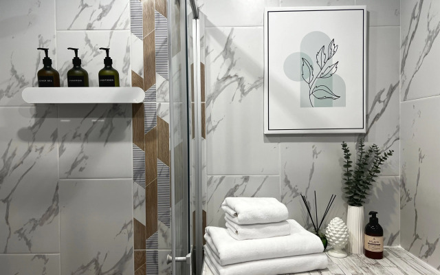 Uyutnaya Dvukhurovnevaya Na Arkhitektora Danini Flat