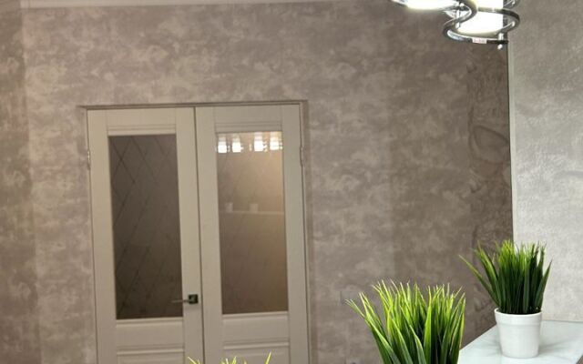 Na Ulitse Latysheva 3l Flat