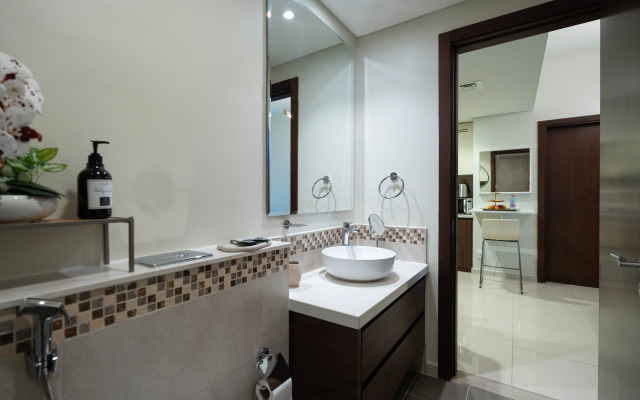 Keyrock Chic 2BR Escape Pool & Lake View Apartments
