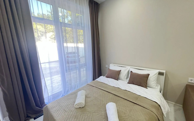 Uyutnaya Studiya So Svoim Otdelnym Vkhodom S Bassenom Apartments