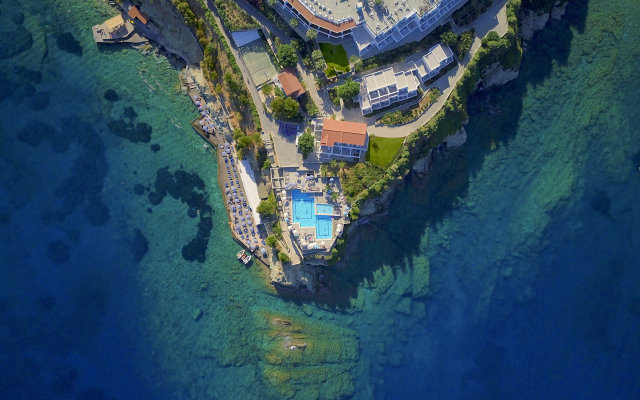 Отель Peninsula Resort & Spa